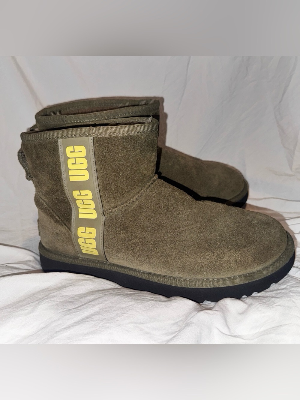 UGG Mini Bailey Graphic Logo Strap Boots Olive Green Suede Size 8